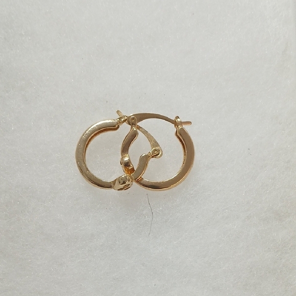Elegant Gold Hoop Earrings - Picture 5 of 6